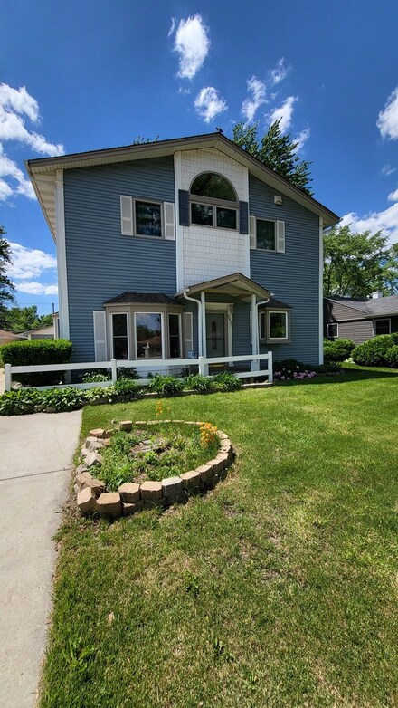 2405 Wilke Rd, Rolling Meadows, IL 60008