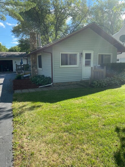 5211 Maplehill Dr, McCullom Lake, IL 60050