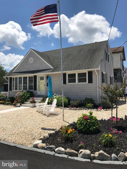110 E 3rd St, Ship Bottom, NJ 08008