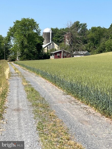 2302 Valley View Rd, Mount Joy, PA 17552