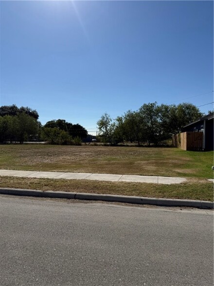 10337 E Stone Creek Dr, Corpus Christi, TX 78410