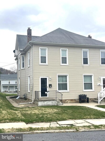 216 3rd Ave, Burnham, PA 17009