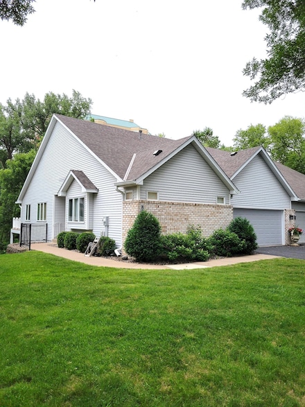 8203 Creekside Cir, Bloomington, MN 55437