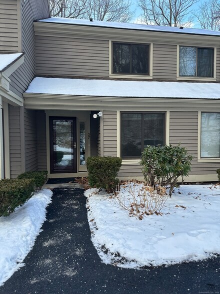 37 Riveredge Dr Unit 37, Winsted, CT 06098