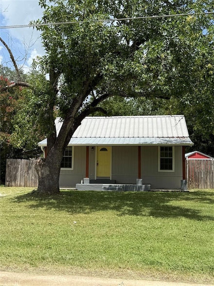 721 S Laurel Ave, Luling, TX 78648