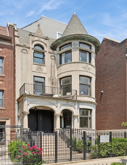 506 W Oakdale Ave Unit 1, Chicago, IL 60657
