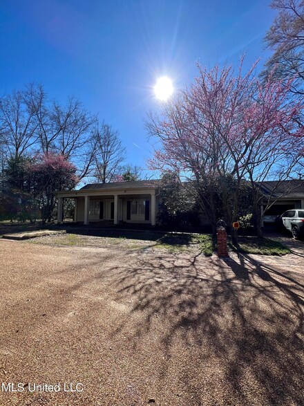 1611 Herron Dr, Glendora, MS 38928