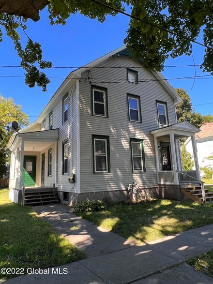 18 Walnut St, Glens Falls, NY 12801