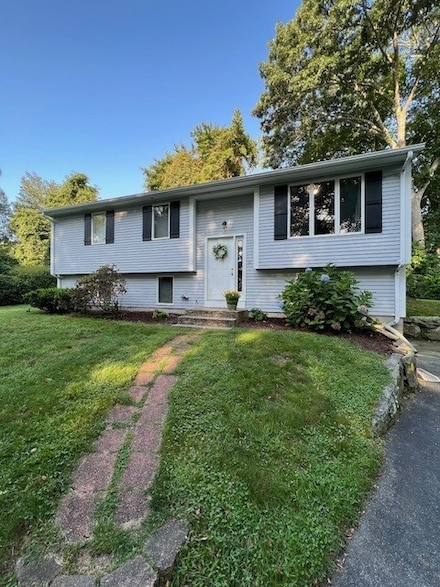 35 Old Town Trail, Narragansett, RI 02882