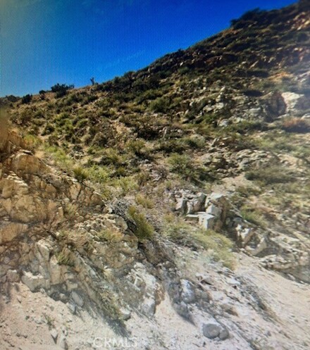 8 Bob's Gap Rd, Llano, CA 93544