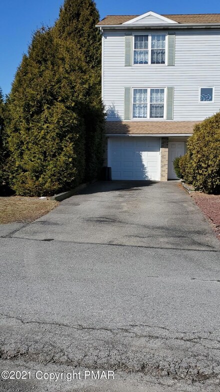 131 Victoria Arms Cir, Kunkletown, PA 18058