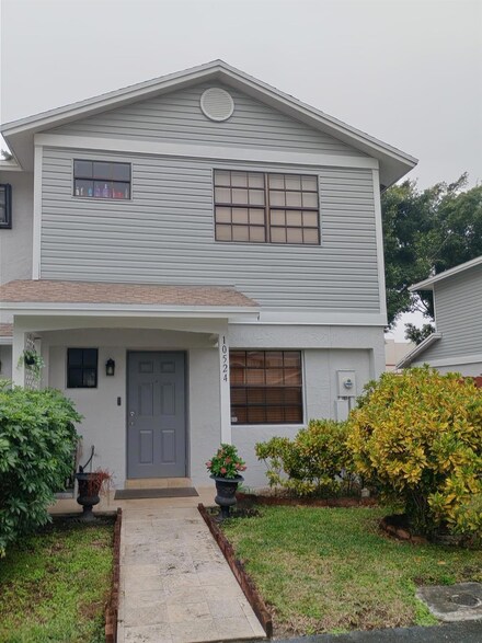 10524 NW 3rd St, Pembroke Pines, FL 33026