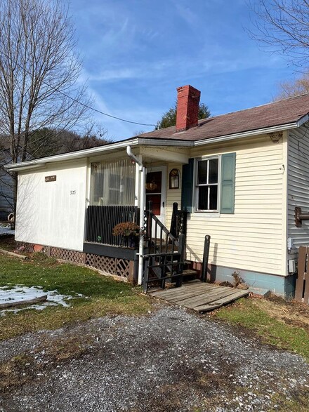 3175 Alaska Mountain Rd, Meadow Bridge, WV 25976