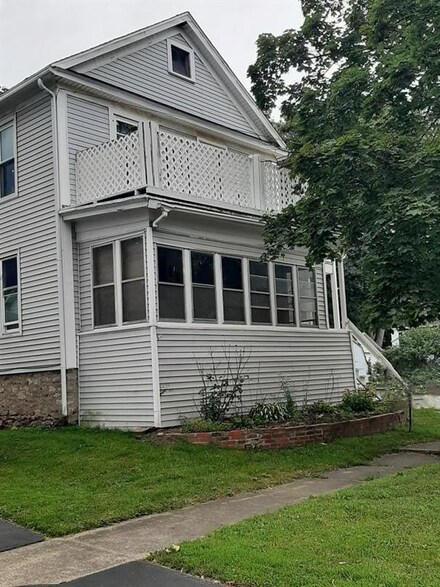 19 Kelly Ave, Middleport, NY 14105