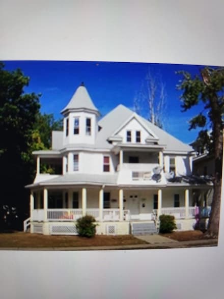 127 Dickinson St, Springfield, MA 01108