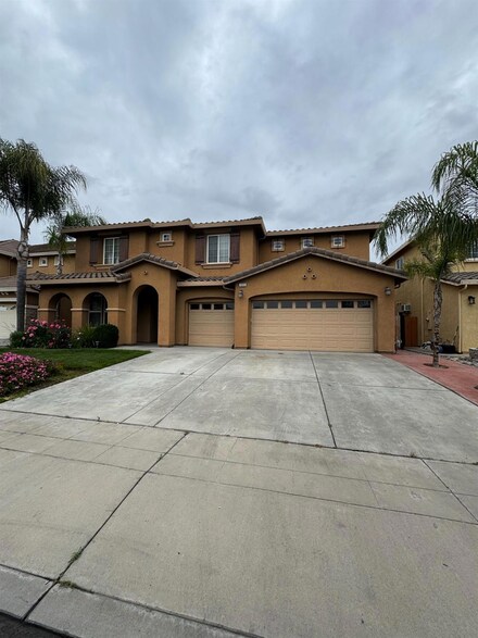1055 N Perry Ave, Clovis, CA 93611