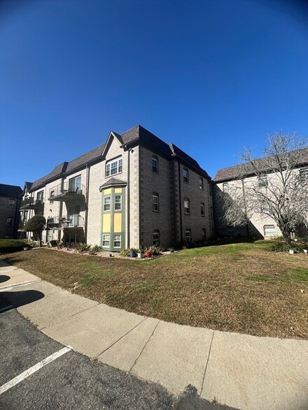 107 Oak Ln Unit 1, Brockton, MA 02301