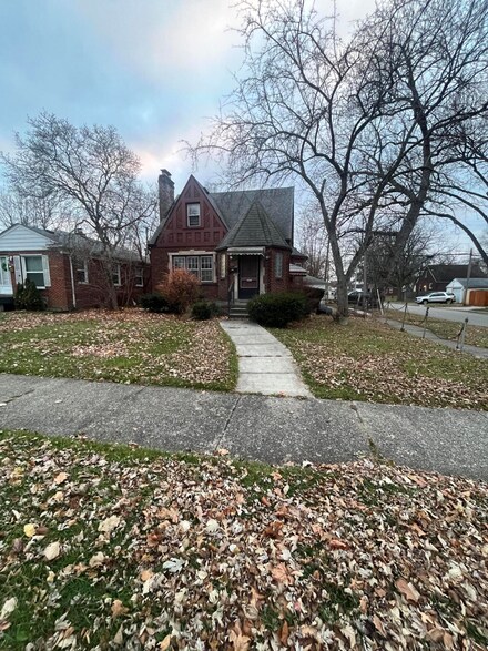 20604 Washtenaw St, Harper Woods, MI 48225