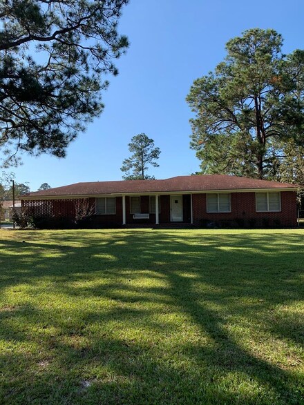 16 Bellview Cir, Hazlehurst, GA 31539