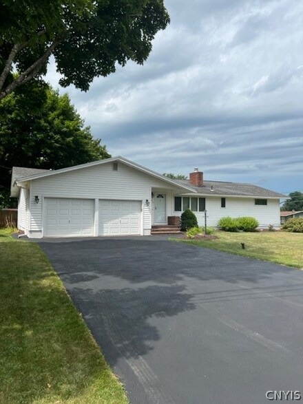 103 Peterson Dr, Camillus, NY 13031