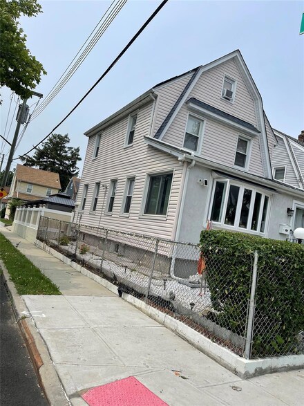 18701 Keeseville Ave, Saint Albans, NY 11412