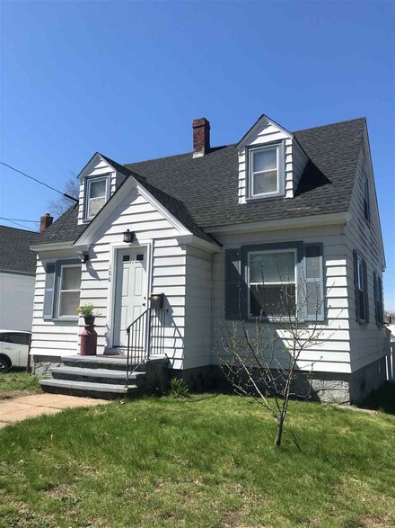 106 Mammoth Rd, Manchester, NH 03109