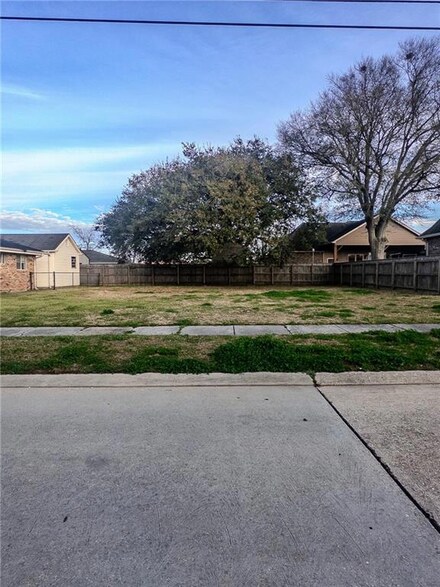 2805 Volpe Dr, Chalmette, LA 70043