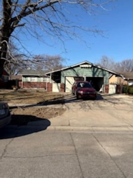 8030 E Dresden Ln, Wichita, KS 67207