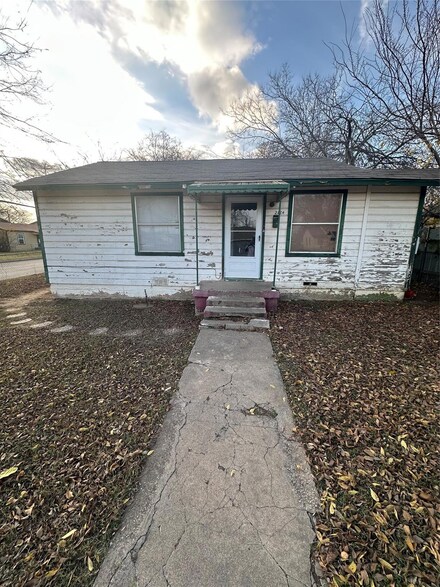 2124 Ash Crescent St, Fort Worth, TX 76104