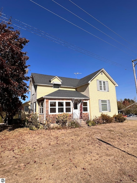 102 W Philip St, Lake Leelanau, MI 49653