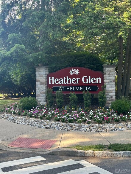 911 Meadow Ct, Helmetta, NJ 08828