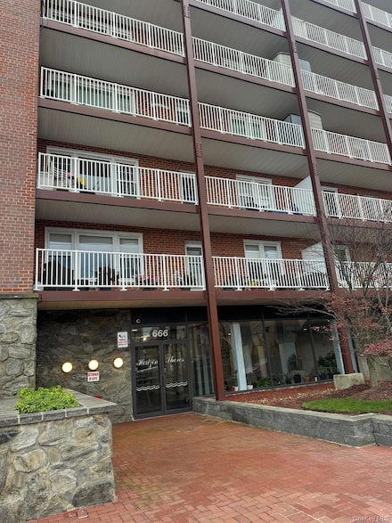 666 Shore Rd, Long Beach, NY 11561