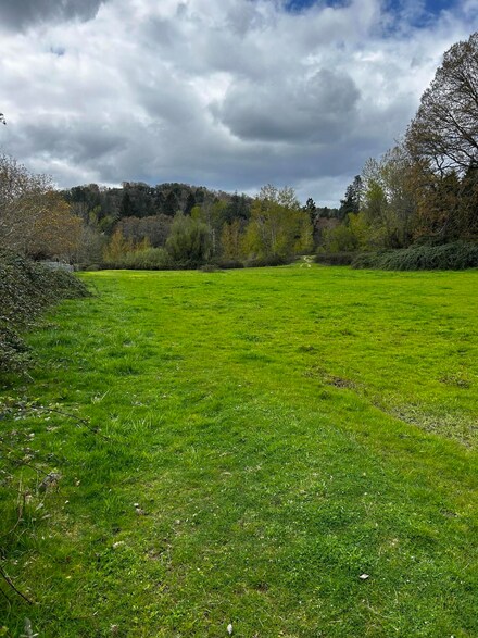 254 Lathrop Ln, Grants Pass, OR 97526