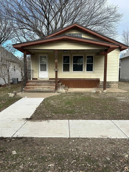 806 E 13th Ave, Winfield, KS 67156