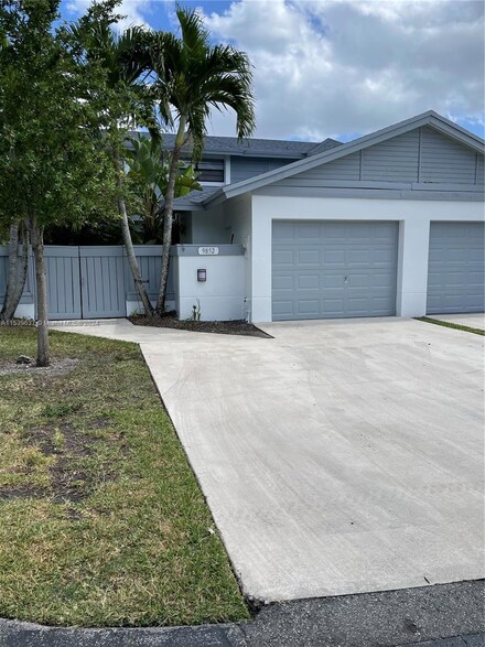 9852 NW 52nd Ln, Doral, FL 33178