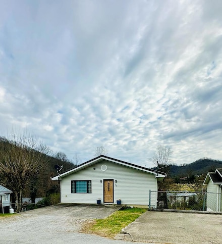 168 Wabaco Cir, Hazard, KY 41701