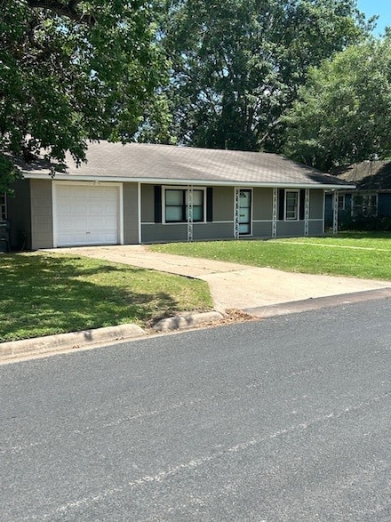 706 Avenue I, El Campo, TX 77437