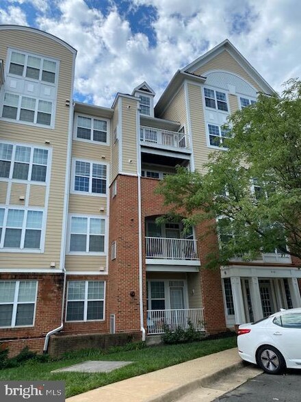 8181 Carnegie Hall Ct Unit 305, Vienna, VA 22180