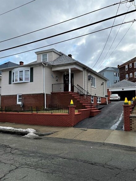 806 Bay St, Fall River, MA 02724
