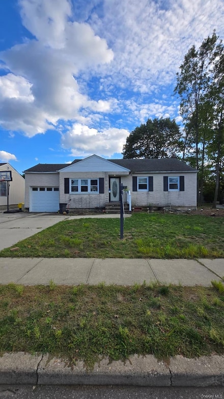 3 Bentley Rd, Plainview, NY 11803