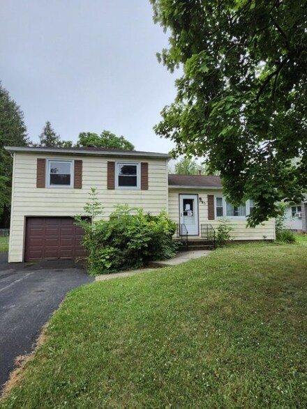 83 Helmar Dr, Spencerport, NY 14559