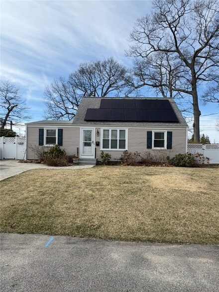 21 Airway Rd, Warwick, RI 02886