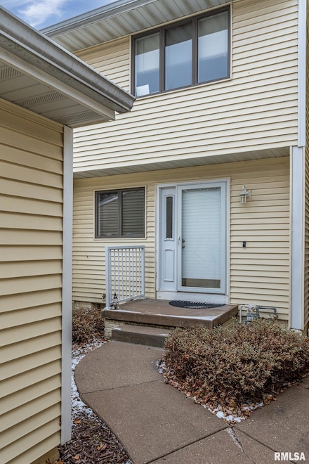3077 Willowwood Dr, Bettendorf, IA 52722