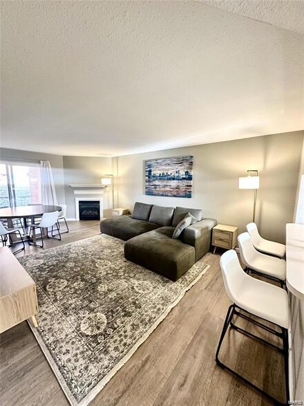 1949 Hunting Lake Ct Unit 203, Saint Louis, MO 63122
