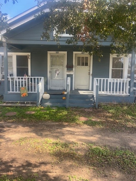 706 Fahrenthold St, El Campo, TX 77437