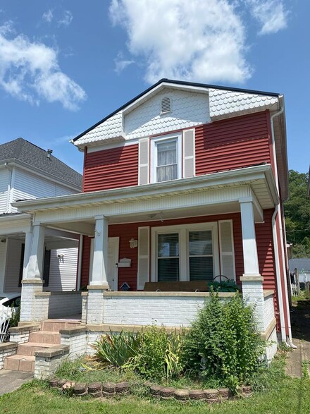 213 4th St, Paintsville, KY 41240