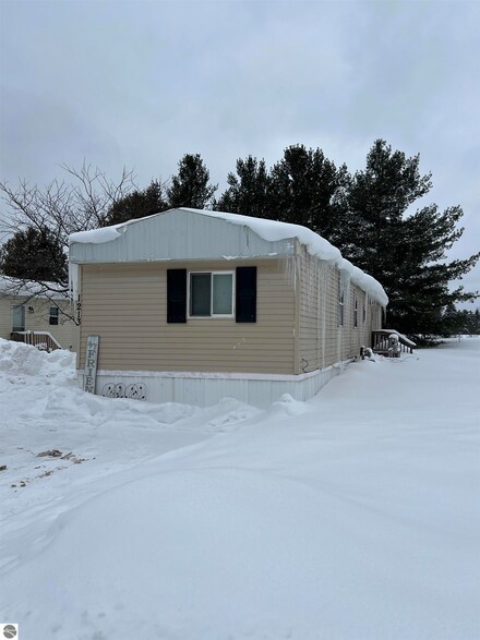 1213 Carl Rd, Traverse City, MI 49685