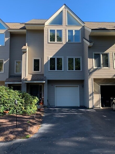 305 Holley Ln, Woonsocket, RI 02895