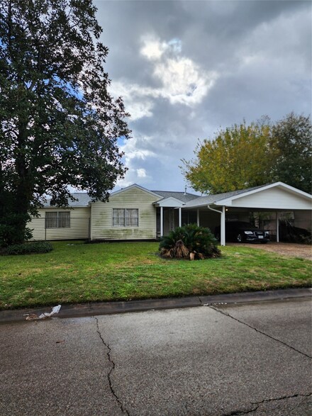 4830 Palisade Dr, Houston, TX 77048