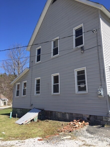 8 Market St, Proctor, VT 05765